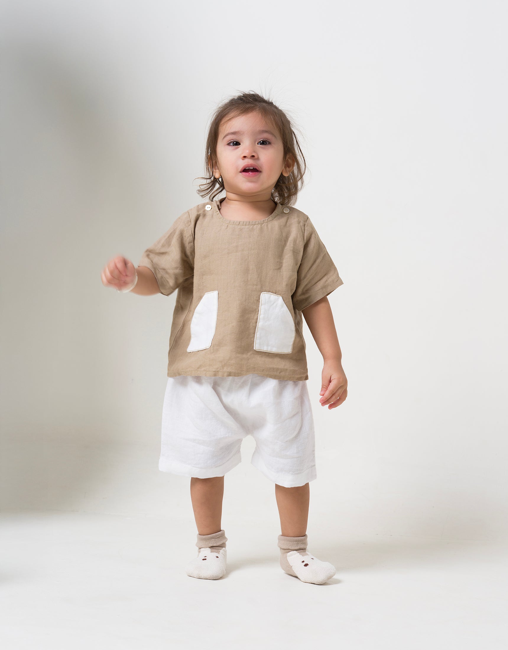 2 Pocket Shirt Set Desert sand (Top) & White (Bottom)